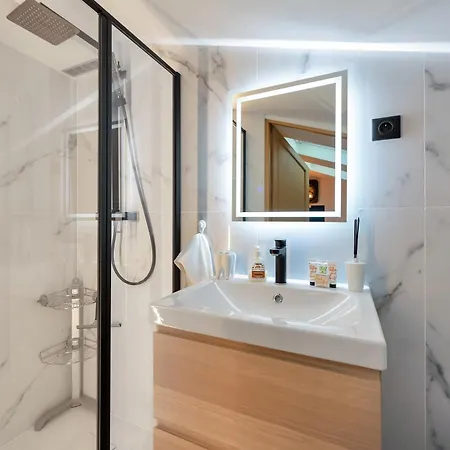 Le Napoleon Chic Et Moderne, L'endroit Parfait Au Coeur De La Banane